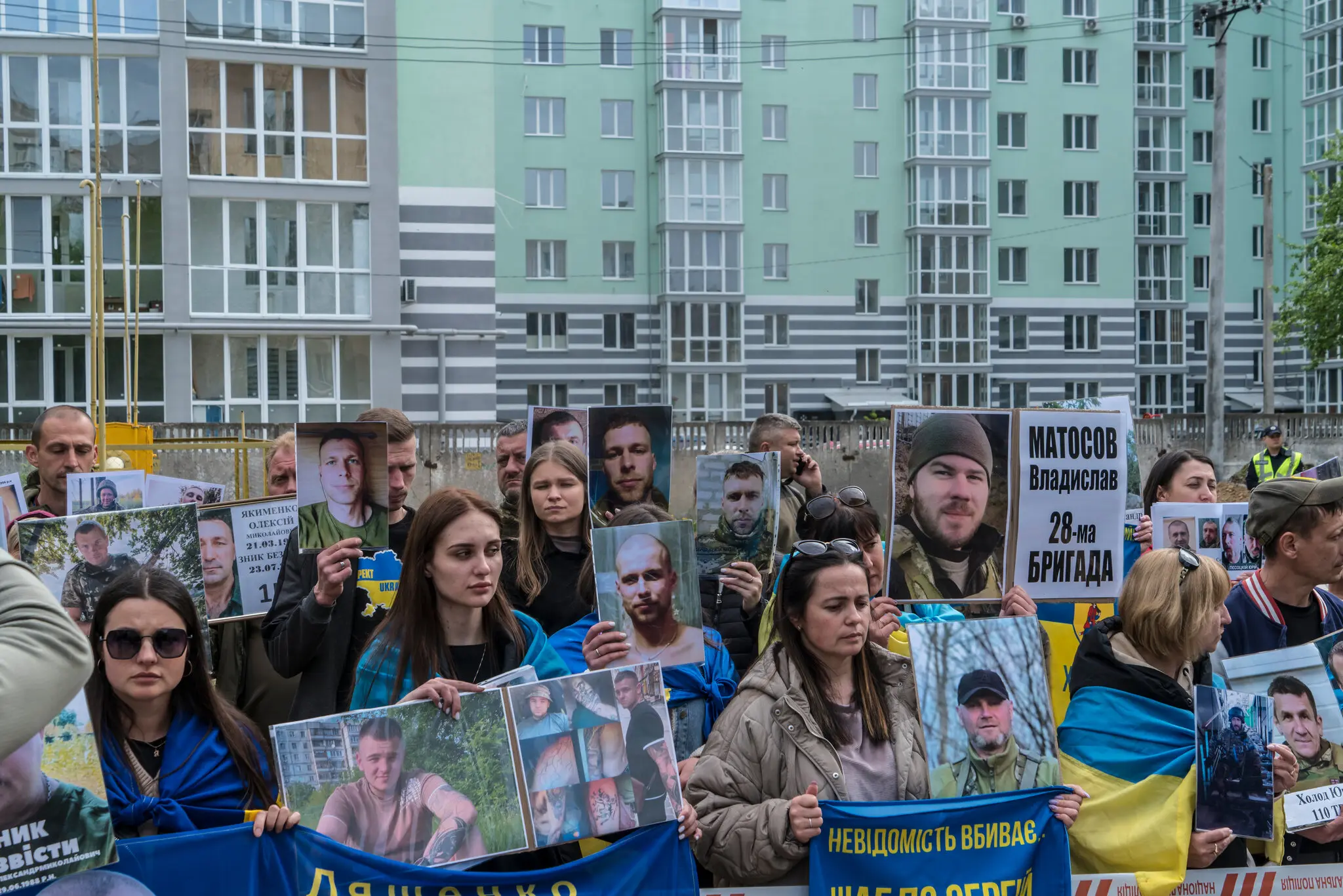 Очікування військовополонених у Чернігові, Україна, під час обміну 6 травня